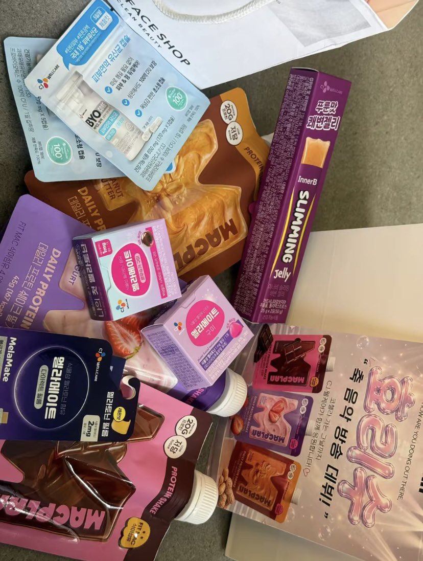 juunhype's tweet photo. CEKIKIKAN setelah diperhatiin lebih detail gift for fans rookie vintage HYORISOO sama hearts2hearts ini😭🙏🏻 h2h mostly kekinian ngikutin musim, lucu kaya shortcake, dubai chewy cookie, pie dll.

hyorisoo : protein shake, diet supplement, probiotic, beauty supplement 😭😭😭 https://t.co/3tr7281wcv