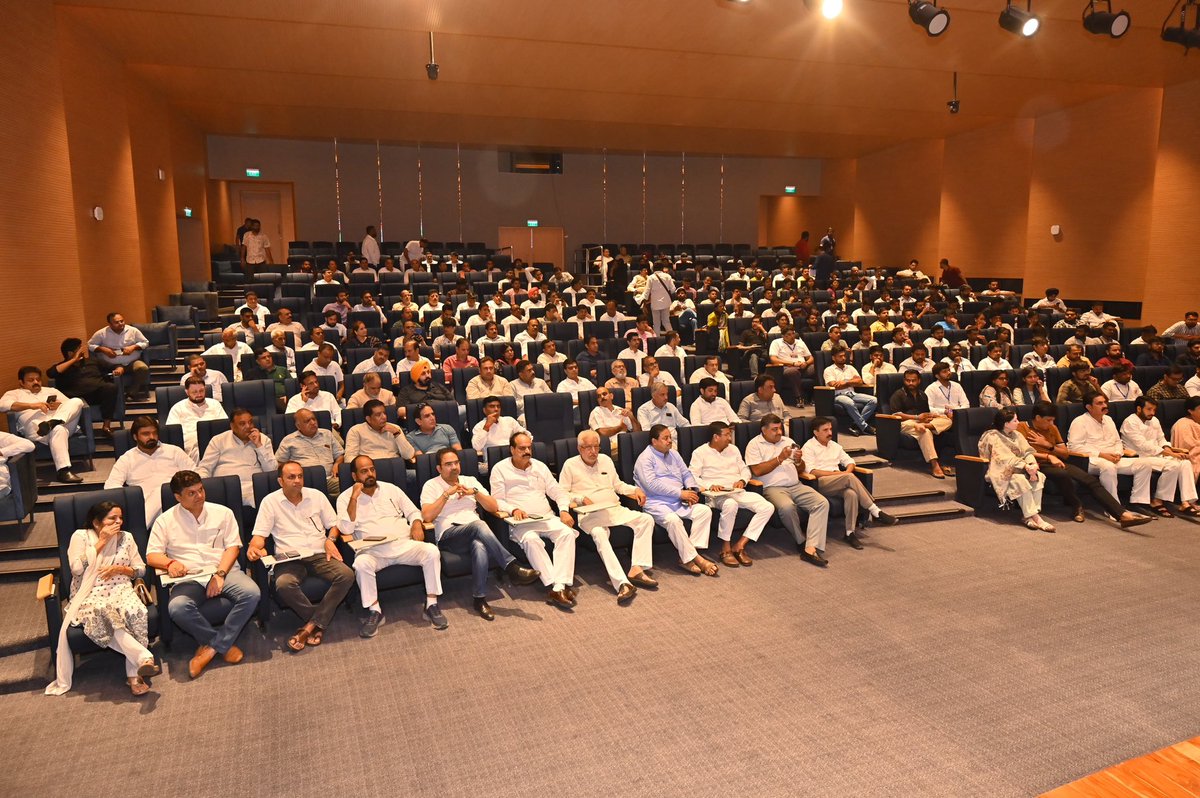 INCanilbhardwaj's tweet photo. स्थान 📍इंदिरा भवन, AICC, नई दिल्ली 
दिनांक 04/09/2026

आगामी डूसू (DUSU) चुनाव 2026 की तैयारियों को लेकर दिल्ली प्रदेश कांग्रेस कमेटी के अध्यक्ष माननीय श्री @devendrayadvinc  जी की अध्यक्षता में आयोजित महत्वपूर्ण बैठक को संचालित करने का अवसर प्राप्त हुआ।

बैठक में एनएसयूआई एवं प्रदेश संगठन के पदाधिकारियों के साथ आगामी चुनावी रणनीति, संगठनात्मक मजबूती, छात्र हितों से जुड़े मुद्दों तथा विश्वविद्यालय परिसरों में @nsui की विचारधारा को सशक्त रूप से स्थापित करने पर विस्तृत चर्चा हुई। छात्र शक्ति को संगठित कर डूसू में NSUI को मजबूत बनाने तथा युवाओं की आवाज़ को प्रभावी मंच प्रदान करने के लिए सभी साथियों ने अपने विचार साझा किए।

इस अवसर पर एनएसयूआई प्रभारी श्री @kanhaiyakumar जी, सह-प्रभारी श्री @anshultrivedi47 जी, एनएसयूआई राष्ट्रीय अध्यक्ष श्री @VinodJakharIN जी, महासचिव श्री अंशुल भटनागर जी, पूर्व डूसू अध्यक्षगण, वरिष्ठ पदाधिकारी, दिल्ली के पूर्व छात्र नेता एवं संगठन के अनेक साथी उपस्थित रहे।

छात्र शक्ति के उत्साह, संगठन की मजबूती और छात्र हितों के प्रति हमारी प्रतिबद्धता के साथ हम डूसू चुनाव 2026 में NSUI की विचारधारा को और अधिक मजबूती प्रदान करने के लिए पूर्ण समर्पण एवं तत्परता से कार्य कर रहे हैं।
#DUSU #NSUI