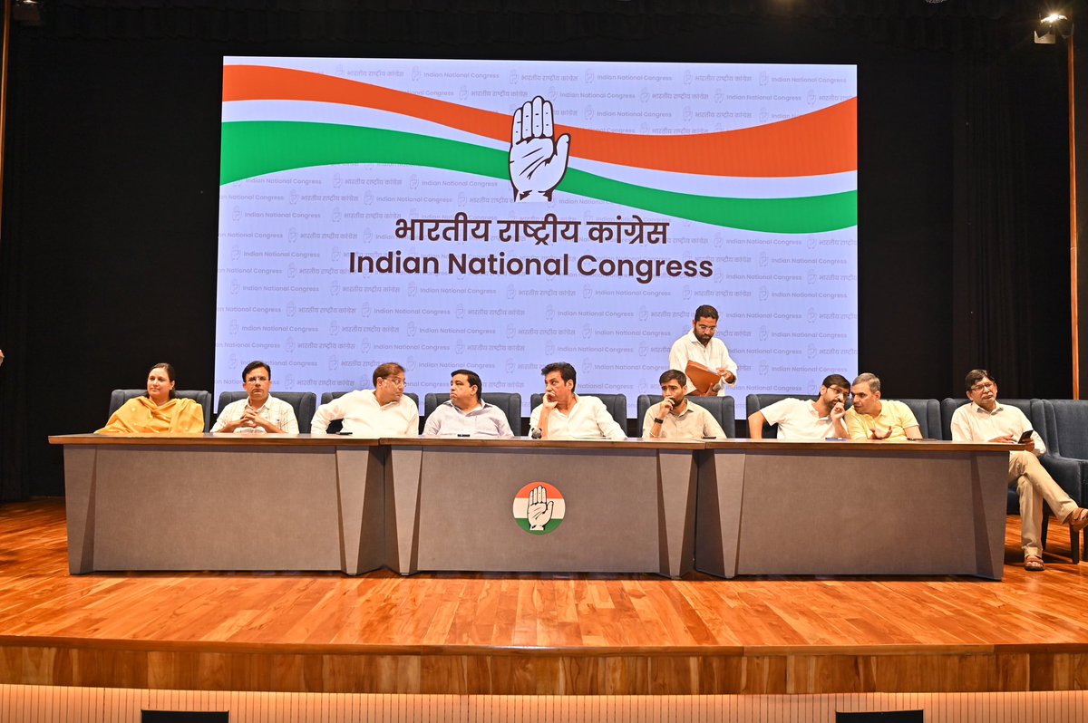 INCanilbhardwaj's tweet photo. स्थान 📍इंदिरा भवन, AICC, नई दिल्ली 
दिनांक 04/09/2026

आगामी डूसू (DUSU) चुनाव 2026 की तैयारियों को लेकर दिल्ली प्रदेश कांग्रेस कमेटी के अध्यक्ष माननीय श्री @devendrayadvinc  जी की अध्यक्षता में आयोजित महत्वपूर्ण बैठक को संचालित करने का अवसर प्राप्त हुआ।

बैठक में एनएसयूआई एवं प्रदेश संगठन के पदाधिकारियों के साथ आगामी चुनावी रणनीति, संगठनात्मक मजबूती, छात्र हितों से जुड़े मुद्दों तथा विश्वविद्यालय परिसरों में @nsui की विचारधारा को सशक्त रूप से स्थापित करने पर विस्तृत चर्चा हुई। छात्र शक्ति को संगठित कर डूसू में NSUI को मजबूत बनाने तथा युवाओं की आवाज़ को प्रभावी मंच प्रदान करने के लिए सभी साथियों ने अपने विचार साझा किए।

इस अवसर पर एनएसयूआई प्रभारी श्री @kanhaiyakumar जी, सह-प्रभारी श्री @anshultrivedi47 जी, एनएसयूआई राष्ट्रीय अध्यक्ष श्री @VinodJakharIN जी, महासचिव श्री अंशुल भटनागर जी, पूर्व डूसू अध्यक्षगण, वरिष्ठ पदाधिकारी, दिल्ली के पूर्व छात्र नेता एवं संगठन के अनेक साथी उपस्थित रहे।

छात्र शक्ति के उत्साह, संगठन की मजबूती और छात्र हितों के प्रति हमारी प्रतिबद्धता के साथ हम डूसू चुनाव 2026 में NSUI की विचारधारा को और अधिक मजबूती प्रदान करने के लिए पूर्ण समर्पण एवं तत्परता से कार्य कर रहे हैं।
#DUSU #NSUI