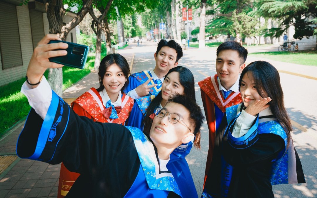 bebei460130's tweet photo. Graduation day hits different—handing in that cap u0026 gown while reminiscing late-night library crams and friend laughs. Grateful for every step that led here! https://t.co/KRPBYZ4PNd