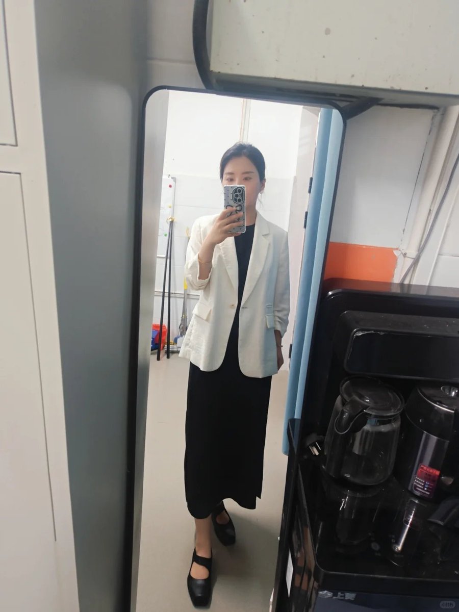 hmocdre's tweet photo. 第一次在X上发自拍，就有挺多人私信我的，难道 我这个年纪的女人在这里比较吃香？哈哈 https://t.co/GwNCmJrvha