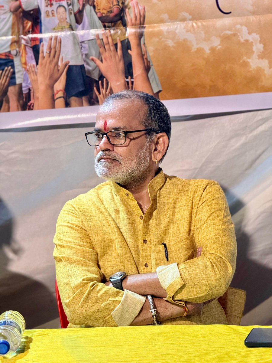 BJPSanjayPandey's tweet photo. दहीहंडीचा उत्सव म्हटलं की सर्वत्र दिसणारा गोविंदांचा उत्साह आणि जल्लोष काही वेगळाच असतो. वर्सोवा विधानसभा मतदारसंघातील राधे कृष्णा गोविंदा पथक, बाळ एकता गोविंदा पथक आणि सवेरा गोविंदा पथकातील गोविंदा बांधवांना भेट दिली. तसेच माझ्या माध्यमातून देण्यात आलेल्या टी-शर्टचा अनावरण सोहळाही पार पडला. दहीहंडी उत्सव साजरा करताना आपल्या संस्कृती आणि परंपरेचे जतन करतानाच हा उत्सव सुरक्षिततेने साजरा करण्याचे आवाहनही यावेळी केले!

When it comes to the Dahi Handi festival the enthusiasm and excitement of the Govindas seen everywhere is truly unmatched. I visited the Govinda brothers from the Radhe Krishna Govinda Team, Bal Ekta Govinda Team and Savera Govinda Team in the Versova Assembly Constituency. The unveiling ceremony of the T - shirts provided through my initiative was also held. While celebrating the Dahi Handi festival,I also appealed to everyone to celebrate the festival safely while preserving and upholding our rich culture and traditions!