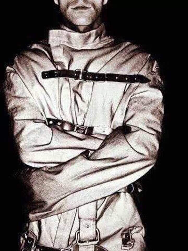DimasSabas's tweet photo. Hoy resulta mucho más vergonzoso, defender y declararse como “libertario” y gente no pensante de derecha o difusor del capitalismo bestial.
(Toda vez que cualquiera pretende encajar en la visión opuesta).

El fascismo regresó, siempre por la derecha. https://t.co/PiPLLCvKuD