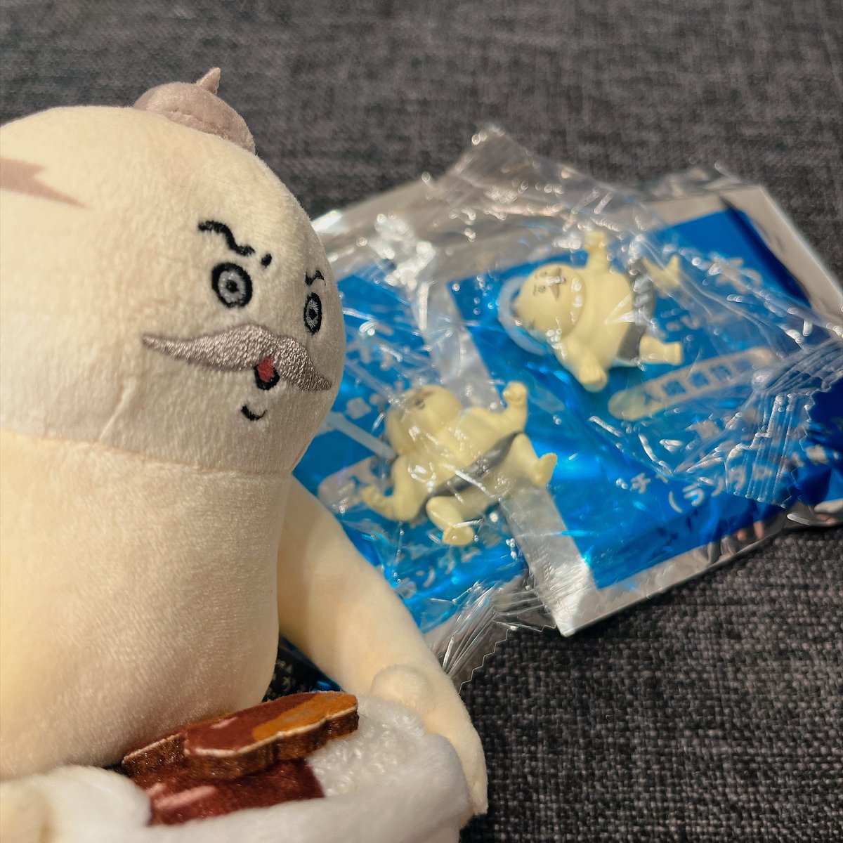 R32041063's tweet photo. 本日はハチワレ推しの息子の推し活に付きあってきた。

朝からくら寿司でくら寿司地獄絵図だった。
湯呑みは全種残ってて希望の貰えた！

映画みて、島二郎2つで息子は大喜びでした。

ちいかわって凄いんですね、、、
疲れた！！！！ https://t.co/gsDfXUWLCD