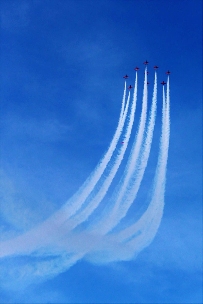 SteveJ333's tweet photo. #OnThisDay 5 years ago I was passing Scampton one Sunday evening as the @rafredarrows returned from a weekend away, with my camera ready... Then 10 appeared! Fabulous sight over Lincolnshire but for how much longer? ๐ค
#RAFScampton #RedArrows
๐๐ https://t.co/kvZfBFblJz