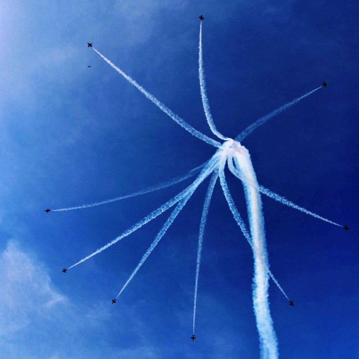 SteveJ333's tweet photo. #OnThisDay 5 years ago I was passing Scampton one Sunday evening as the @rafredarrows returned from a weekend away, with my camera ready... Then 10 appeared! Fabulous sight over Lincolnshire but for how much longer? ๐ค
#RAFScampton #RedArrows
๐๐ https://t.co/kvZfBFblJz