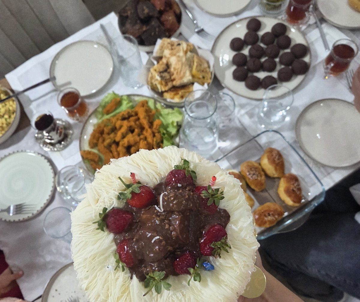 Roniyacavete's tweet photo. Şimdi masadan kalanlarla kahvaltı yapacağım. Em sevdiğim en sevdiğimm https://t.co/637BtJvaeL