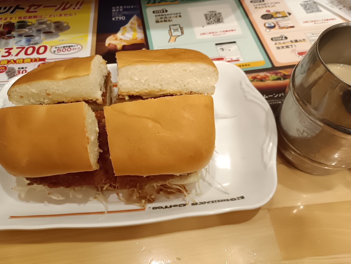 space_omochi's tweet photo. ずっと気になってたコメダのカツパン！
覚悟はしてたけど、ボリュームすごいな！
おやつのつもりで食べに来たけど、晩ご飯はもう食べられませんな。
うまいうまい！
(こぼれたキャベツは手づかみで食べていいのかしら？) https://t.co/WDStdqsFnU