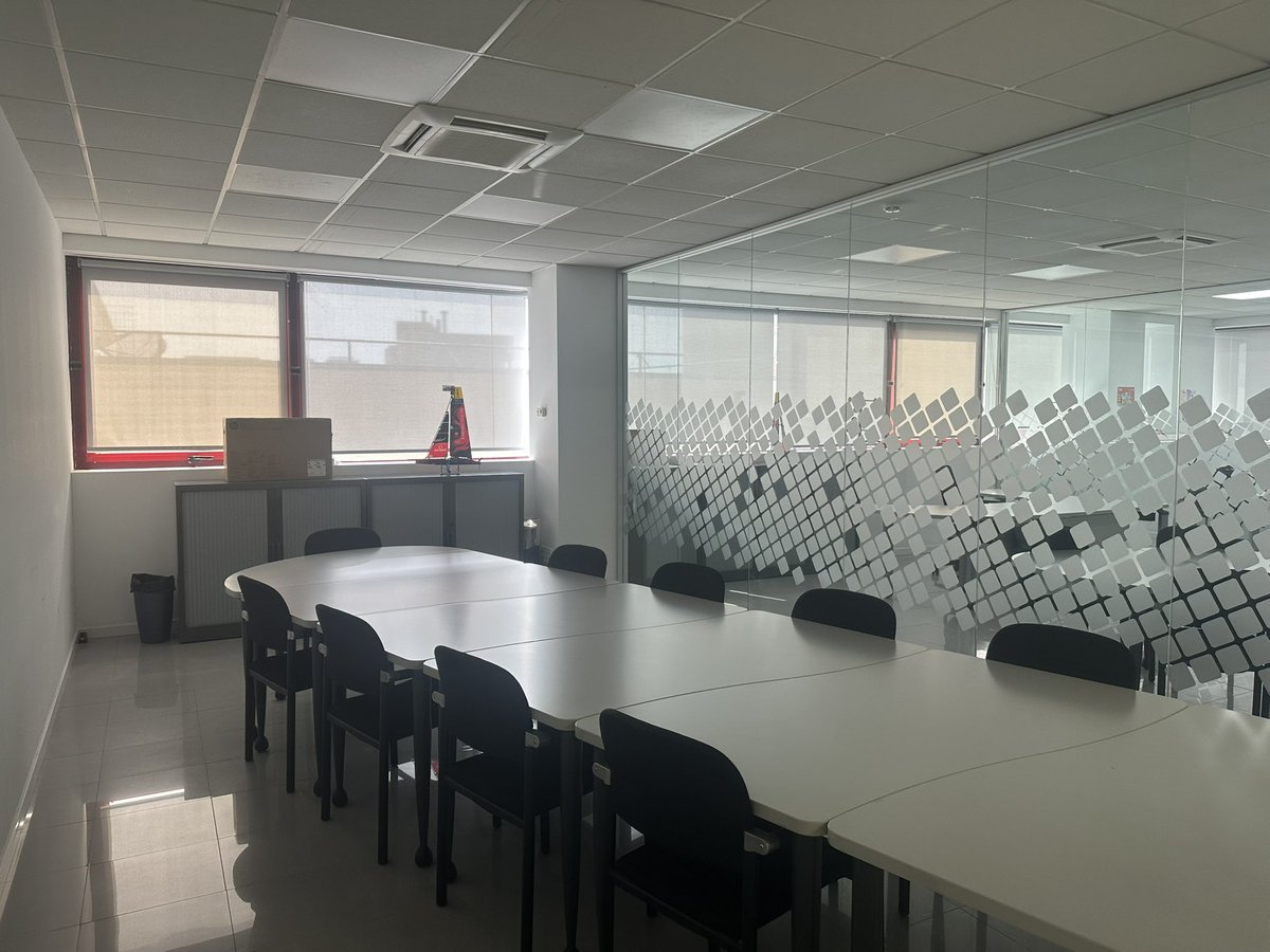 Poligonsbcn's tweet photo. Ubicada entre la C-31 y la B-20, tenemos esta nave en venta, ideal como sede corporativa. una planta industrial, dos plantas destinadas a oficinas ya totalmente equipadas y una planta parquíng. 
🌏 Badalona
🏭 2.175 m2
📧 albertpaluzie@poligons.com
🌐 https://t.co/kxxmZqMC91 https://t.co/TGbqg7Lh5n
