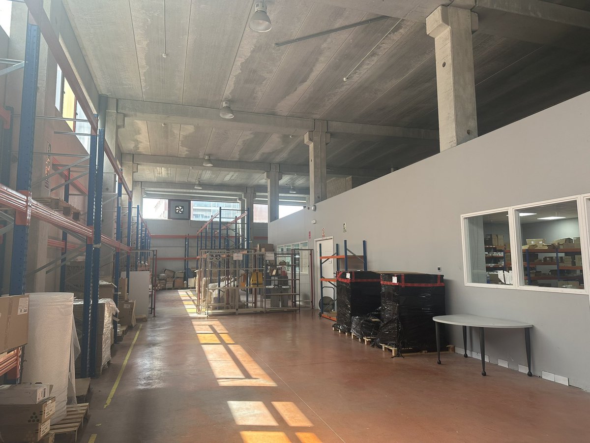 Poligonsbcn's tweet photo. Ubicada entre la C-31 y la B-20, tenemos esta nave en venta, ideal como sede corporativa. una planta industrial, dos plantas destinadas a oficinas ya totalmente equipadas y una planta parquíng. 
🌏 Badalona
🏭 2.175 m2
📧 albertpaluzie@poligons.com
🌐 https://t.co/kxxmZqMC91 https://t.co/TGbqg7Lh5n
