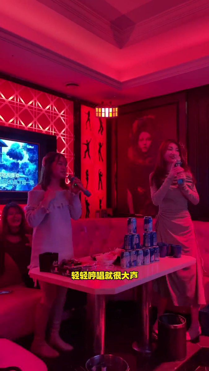 imingu80254606's tweet photo. 下班约上搭子冲KTV！麦霸就位，嘶吼、对唱、跑调都不管，这2小时只做自己的歌神 https://t.co/CLcpo7s77u