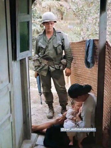 dafna23j's tweet photo. صورة تم التقاطها اثناء حرب فيتنام وق بل 54 عامًا تحديدا في شباط عام 1972م
حيث اقتحم الجيش الأمريكي قرية باك ليو، بحثًا عن أعضاء المقاومة الفيتنامية.
وفي القرية عثروا على نغوين" ثي "تو" وهي زوجة زعيم فيتنامي، فقاموا تع ذيبها لكنها رفضت الكشف عن مكان زوجها، لذلك قرر اليانكيون الذين ارتكبوا الإبادة الجماعية إط... لاق النار عليها وتشويه أذنيها.
أرضعت نغوين طفلها البالغ من العمر 10 أشهر للمرة الأخيرة، ثم أط.. لق عليها فريق يانكيز النار في ظهرها وتم التقاط هذه الصورة قبل إعدامها
بلحظات.