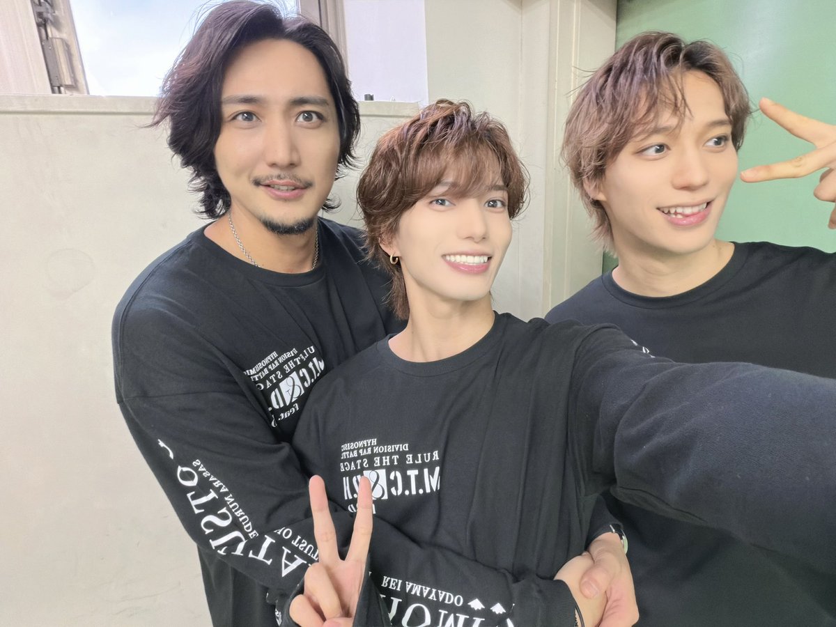 ryusei_kitade's tweet photo. 《MAD TRIGGER CREW ＆ どついたれ本舗 feat. 道頓堀ダイバーズ》
公開記念舞台挨拶ありがとうございました！

この作品は個人的にとても思い出深い作品。

"白膠木簓"とは何か。

白膠木簓を演じるうえで避けては通れない過去と真正面から向き合い、突き詰め僕なりの答えを出した作品でした。

そんな思い出深い作品に再び触れ、お話する事ができて楽しかったです！

ちなみに3枚目の指誰でしょう？👈🏻
#ヒプステ