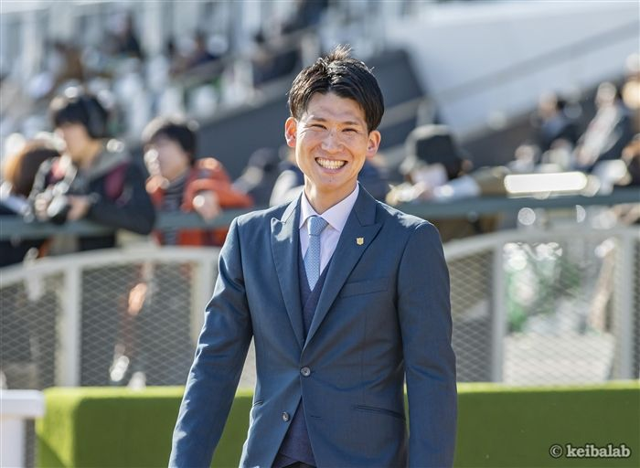 keibalab's tweet photo. 阪神12R・3歳上1勝クラスは、松若風馬騎手騎乗の単勝8番人気エンヴェロップが2番手から抜け出し1着！

管理する佐藤悠太調教師は、昨年3月の開業以来これで19カ月連続勝利。手元の集計では86年以降最長の勝利記録を更新し続けています。
#エンヴェロップ #松若風馬 #佐藤悠太
https://t.co/vNMkOvHgXa https://t.co/xLggzJCSgl