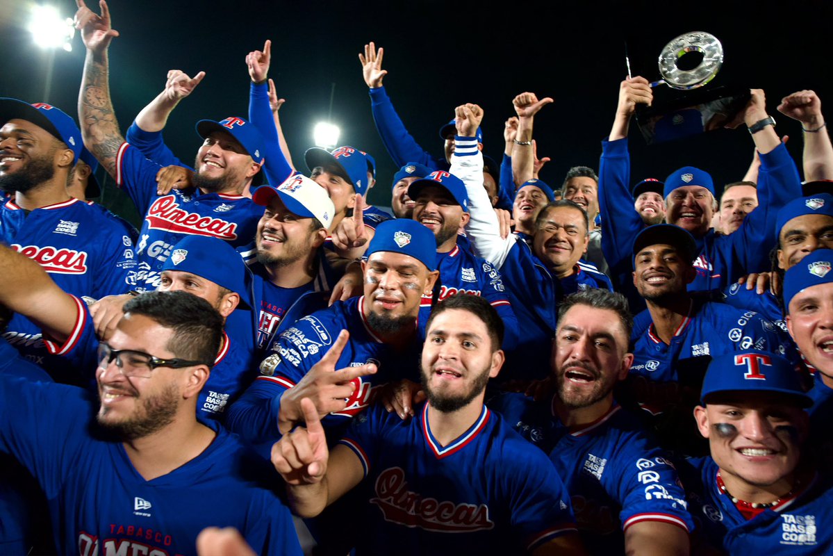 OlmecasTabasco's tweet photo. ¡LEVANTEN LA COPA CON NOSOTROS AFICIÓN, PORQUE TUS OLMECAS SON LOS MEJORES DE LA ZONA SUR! 🏆

Momento en el que recibimos el trofeo de Campeones de la Zona Sur 2026 en donde a la distancia, escuchamos ese grito de “¡DURO, DURO, DURO!” https://t.co/LVvYdEk74s