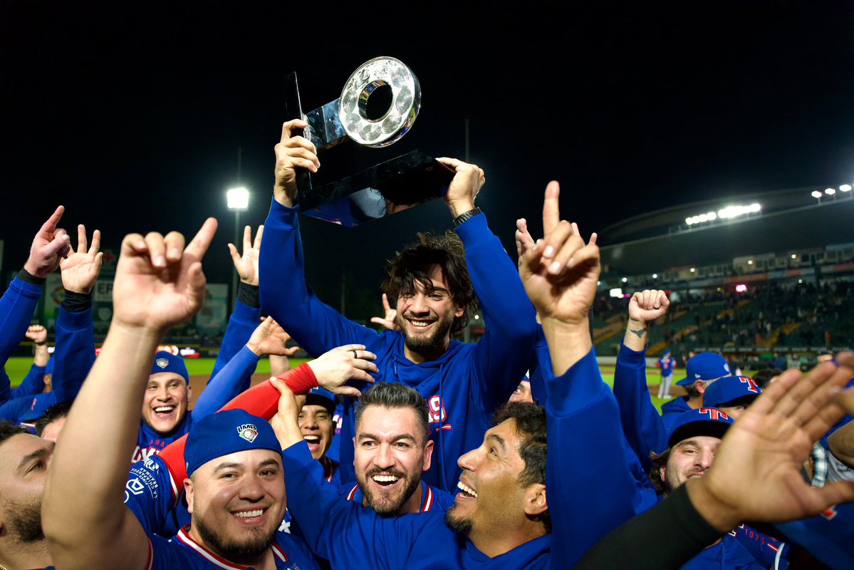 OlmecasTabasco's tweet photo. ¡LEVANTEN LA COPA CON NOSOTROS AFICIÓN, PORQUE TUS OLMECAS SON LOS MEJORES DE LA ZONA SUR! 🏆

Momento en el que recibimos el trofeo de Campeones de la Zona Sur 2026 en donde a la distancia, escuchamos ese grito de “¡DURO, DURO, DURO!” https://t.co/LVvYdEk74s
