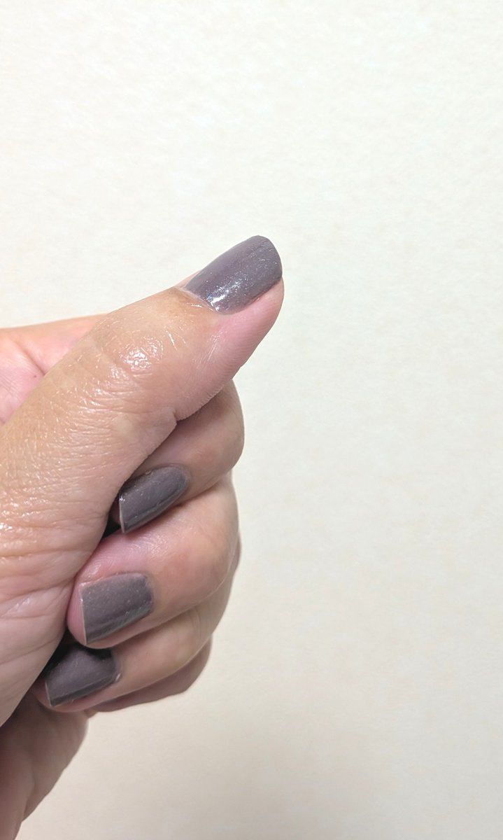 ecirro111's tweet photo. 買ったのに使いこなせなくて全然出番がないダークグレーと、クリアピンクをまぜて秋色を生み出した
肉眼で見ると小豆色っぽさもあるんだけど、上手く写らないなぁ
ラメも入れたけど、ラメは要らなかった気がする
#ネイルポリッシュ
#セルフネイル https://t.co/CwprmeEJRP