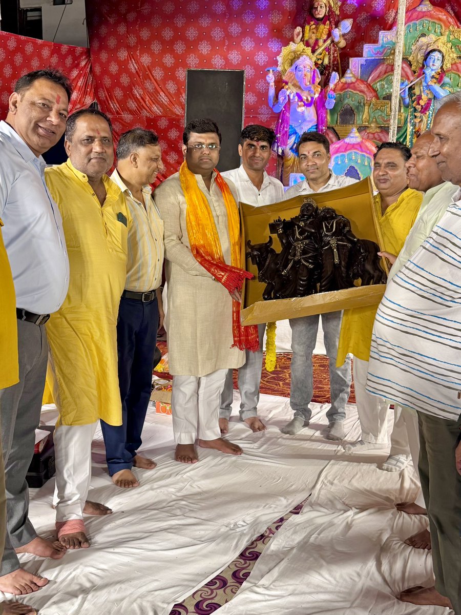 RohanMittalktl's tweet photo. गत रात्रि जन्माष्टमी के पावन पर्व पर हर्ष एन्क्लेव, कैथल द्वारा भगवान श्रीकृष्ण के जन्मोत्सव का भव्य आयोजन किया गया। इस पावन अवसर पर मुख्य अतिथि के रूप में सम्मिलित होकर भगवान के चरणों में शीश नवाने तथा भक्ति और आध्यात्मिकता से सराबोर इस सुंदर आयोजन का हिस्सा बनने का सौभाग्य मिला https://t.co/TpX0zpV9Hv