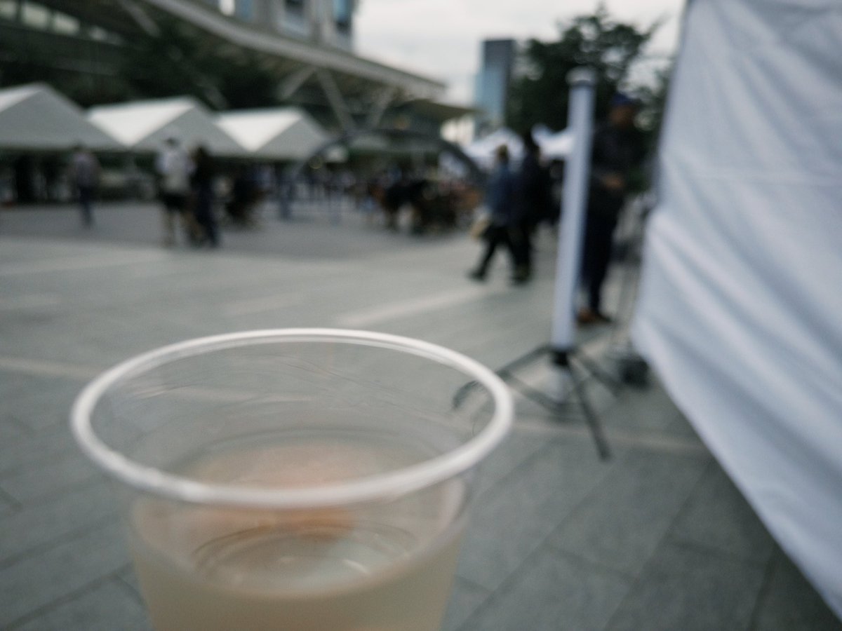 ethics_uk's tweet photo. 敷嶋(日本酒)の伊東さんが来ていると聞いたので、KANPAI GATEWAYに行きました
今日は暑くもないし、晴れすぎてもいないから、屋外でゆっくりお酒が飲めていいなぁ
これくらいの気候が一番好きだな https://t.co/YWknI17u5G
