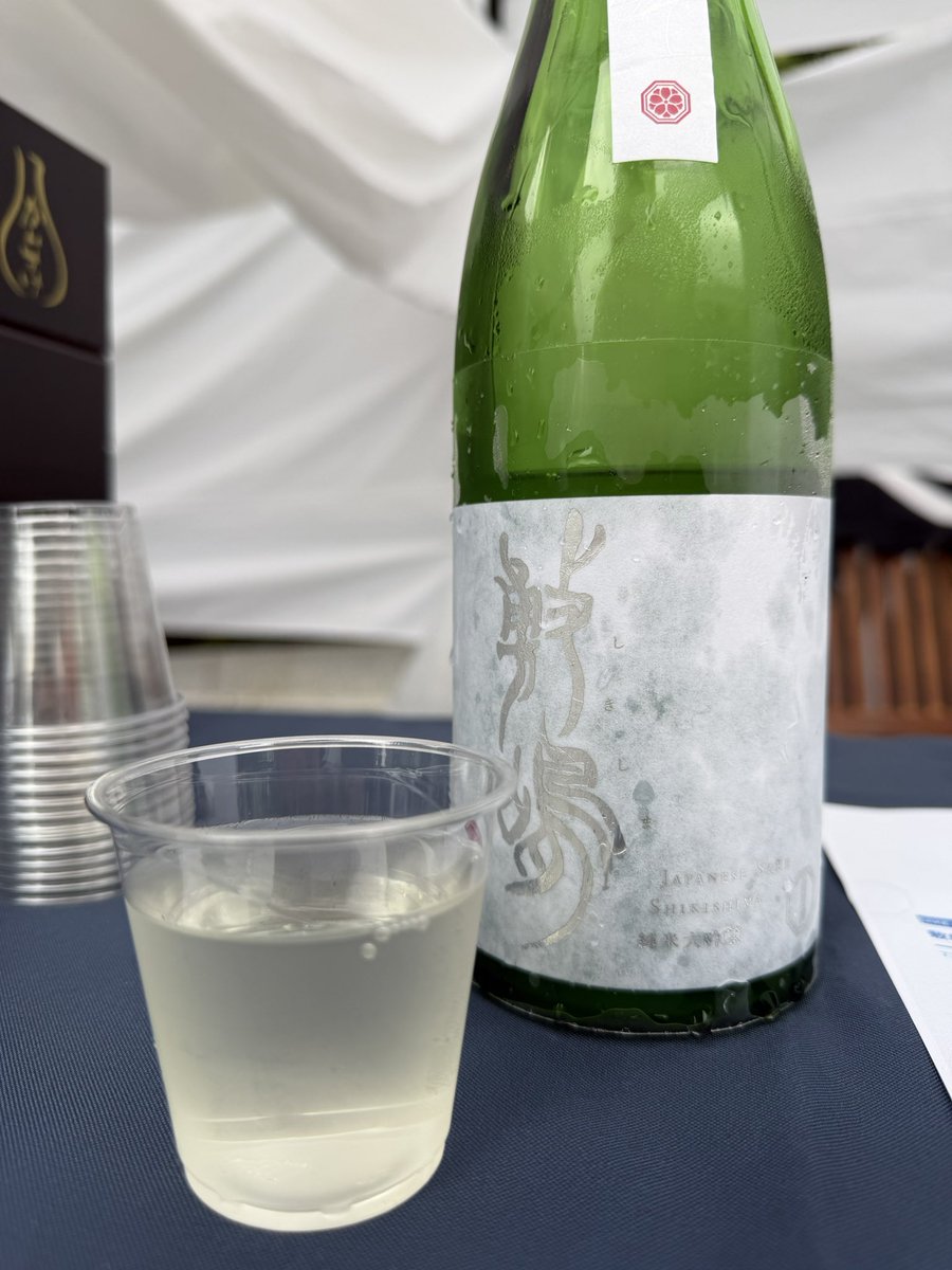 ethics_uk's tweet photo. 敷嶋(日本酒)の伊東さんが来ていると聞いたので、KANPAI GATEWAYに行きました
今日は暑くもないし、晴れすぎてもいないから、屋外でゆっくりお酒が飲めていいなぁ
これくらいの気候が一番好きだな https://t.co/YWknI17u5G