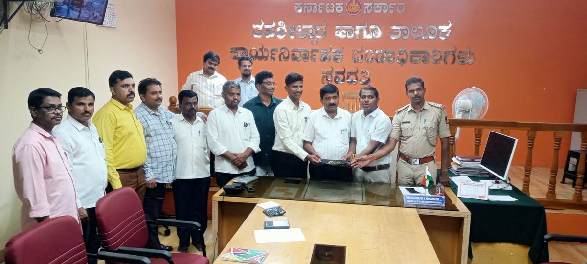 VBGRAMGKAR's tweet photo. Remarkable integrity on display in Inchala village.

​During #VBGRAMG work, #laborers discovered 14 #gold coins dating back to the Ganga dynasty. Displaying exemplary character, the team promptly handed the #treasure to the Gram Panchayat for preservation. 

@eshwar_khandre https://t.co/JfItyBzZNb