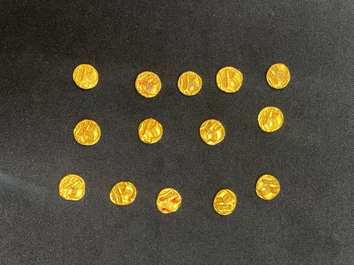 VBGRAMGKAR's tweet photo. Remarkable integrity on display in Inchala village.

​During #VBGRAMG work, #laborers discovered 14 #gold coins dating back to the Ganga dynasty. Displaying exemplary character, the team promptly handed the #treasure to the Gram Panchayat for preservation. 

@eshwar_khandre https://t.co/JfItyBzZNb