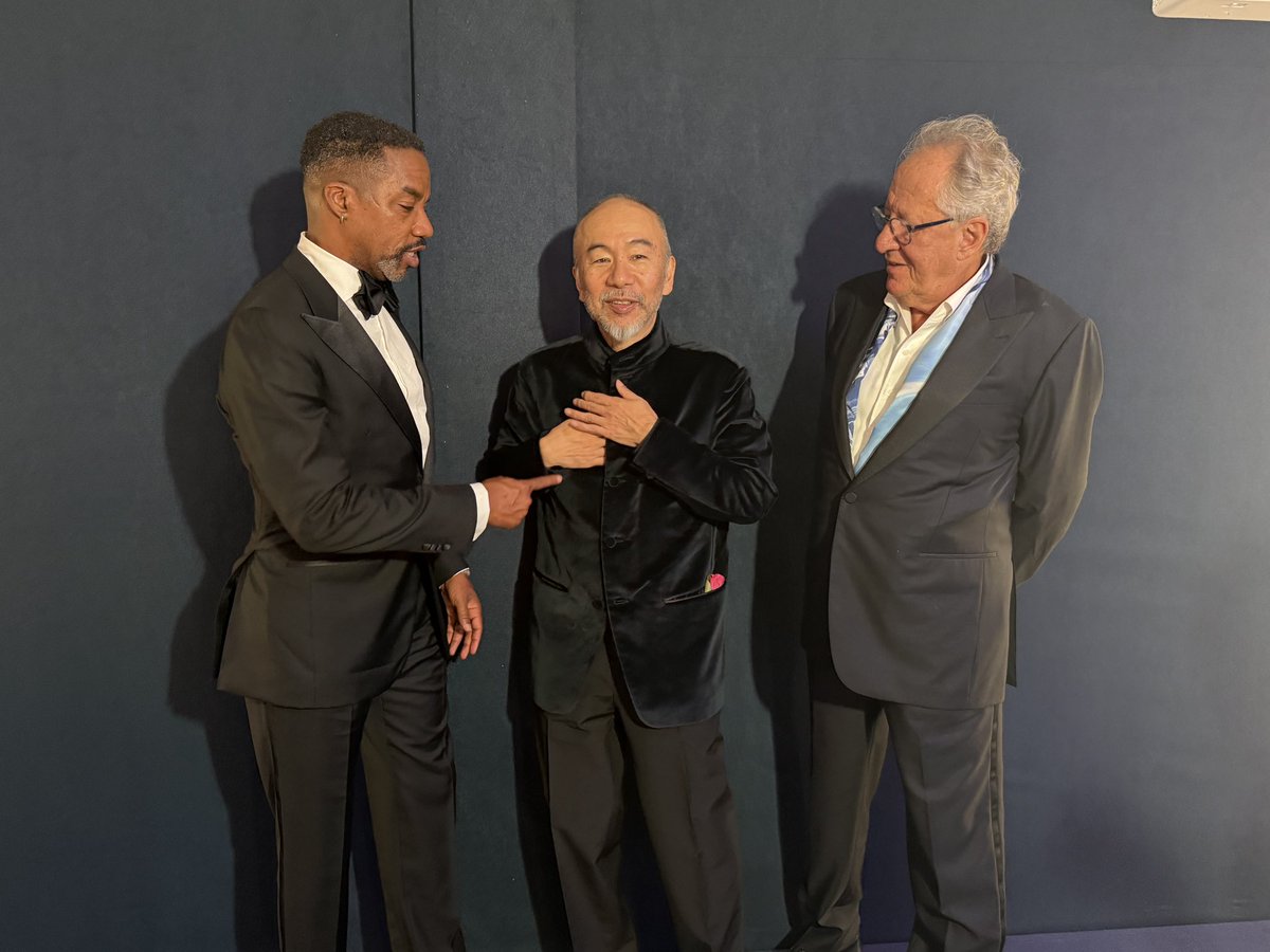 atsukotatsuta's tweet photo. ベネチア映画祭。塚本晋也監督『ネルソンさん、あなたは人を殺しましたか？』が公式上映。ベネチアの常連である塚本監督だけにファンも多く、上映後の拍手も熱い！
ベトナム帰還兵アレン・ネルソンの実体験をもとにした本作は、戦争を被害の物語としてのみ語るのではなく、兵士が「人を殺す側」に置かれる現実と、その行為を背負って生きる苦しみを正面から描く。戦争を国家や歴史という抽象的な言葉に回収せず、ひとりの人間の身体と記憶に刻まれた加害の経験として捉え直す点に、この映画の批評性がある。
戦争は命を奪われる側だけでなく、人を殺す側の人間性をも破壊していく、圧倒的な暴力である、という真実をこの作品は切々と唱える。塚本監督一流の身体表現も健在。
アレン・ネルソンを演じるロドニー・ヒックスは、英雄にも単純な被害者にも還元できない人物の複雑さを体現。ネルソンを自身のトラウマと向き合わせ、加害の記憶を言葉にするよう促す心理カウンセラーをジェフリー・ラッシュが演じている。