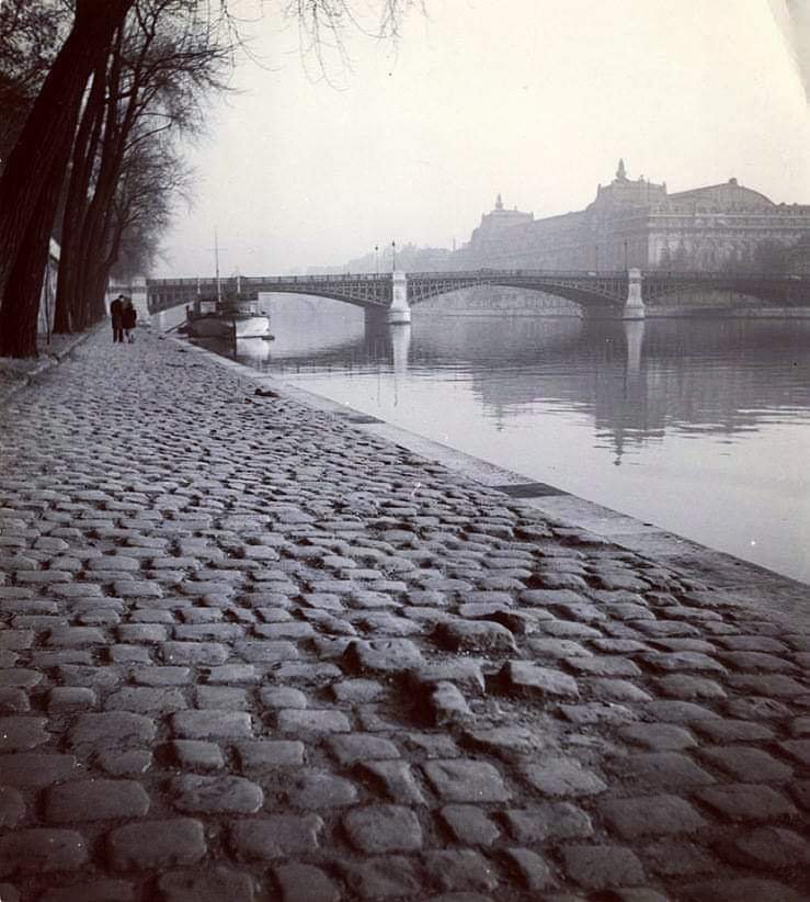 ParisAMDParis's tweet photo. 📸 Marcel Louchet. 
Les berges de la Seine 
1956. Paris https://t.co/DQXyoCFFbk