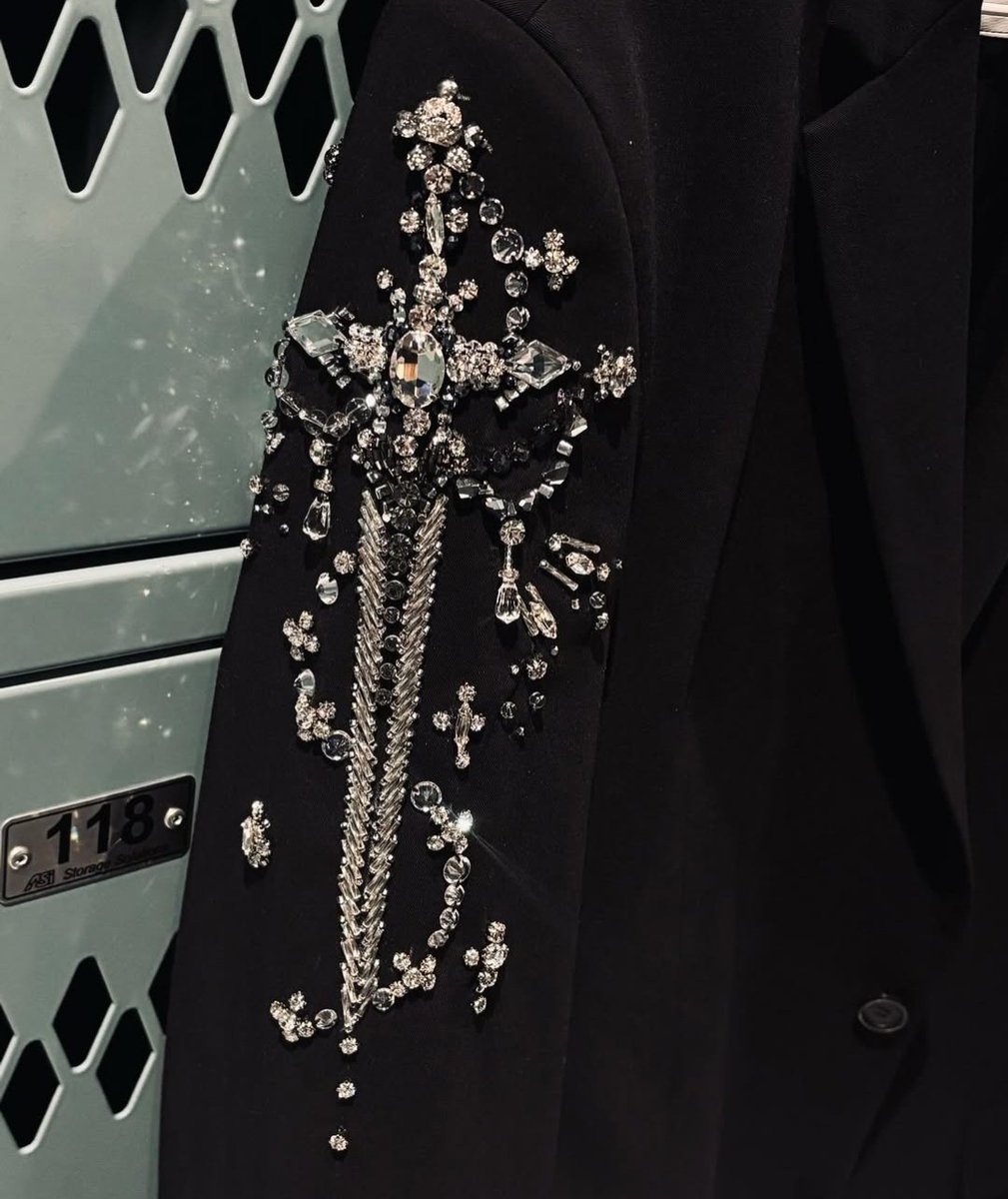 solariestherr's tweet photo. txt’s stage outfit details for act promise ep. 2 (2025) https://t.co/jEz1oN3jwX