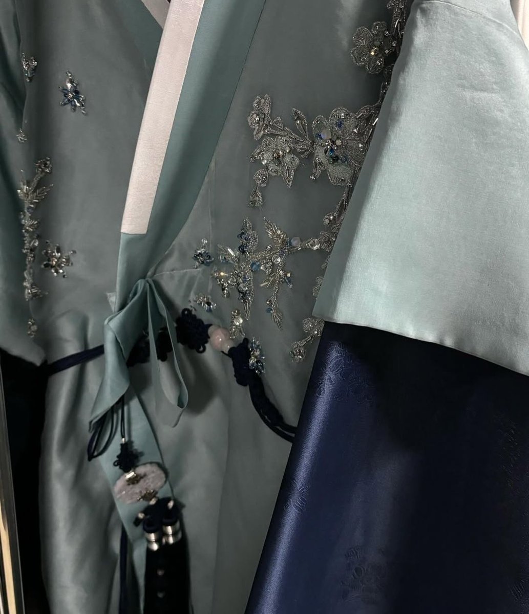 solariestherr's tweet photo. txt’s stage outfit details for act promise ep. 2 (2025) https://t.co/jEz1oN3jwX