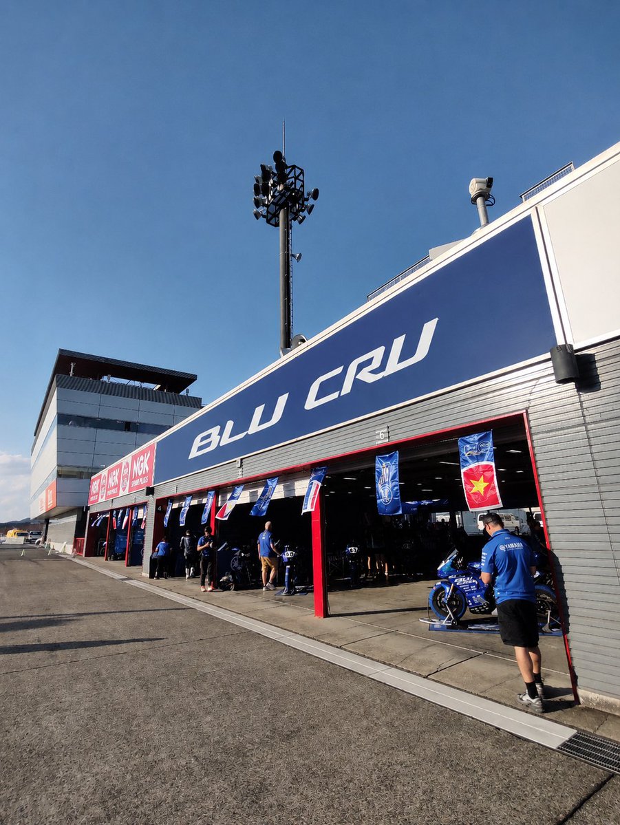 youshin51's tweet photo. YAMAHA Racing Blueカッコイイ✨

さて間違い探し
 #YAMAHA
 #YAMAHABLUE
 #BLUCRU
 #R3 https://t.co/MzzmcrXZAK