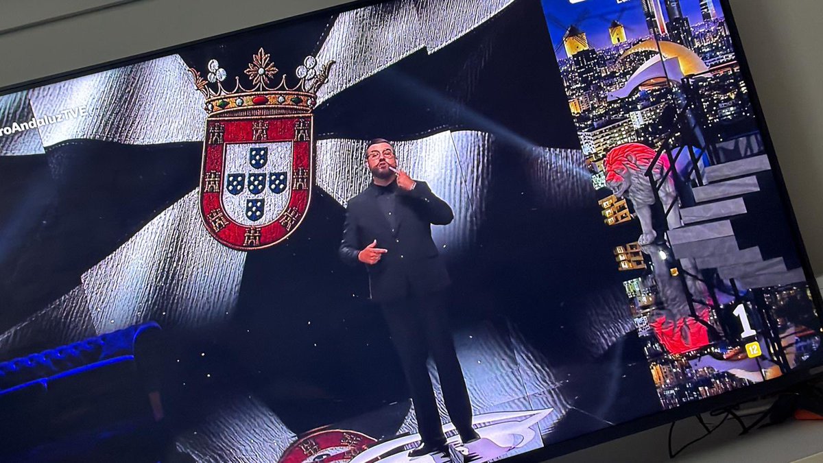 JaviSPC's tweet photo. Paradójico que un tiempo (y un contrato de RTVE) después de quejarse del centralismo madrileño que ninguneaba al pueblo andaluz, ahora desde su atalaya moral sevillana nos replique a los ceuti(e)s que lo que estamos viendo no es verdad. Que él nos lo va a explicar bien. 
1/2 https://t.co/WF397BUWRI