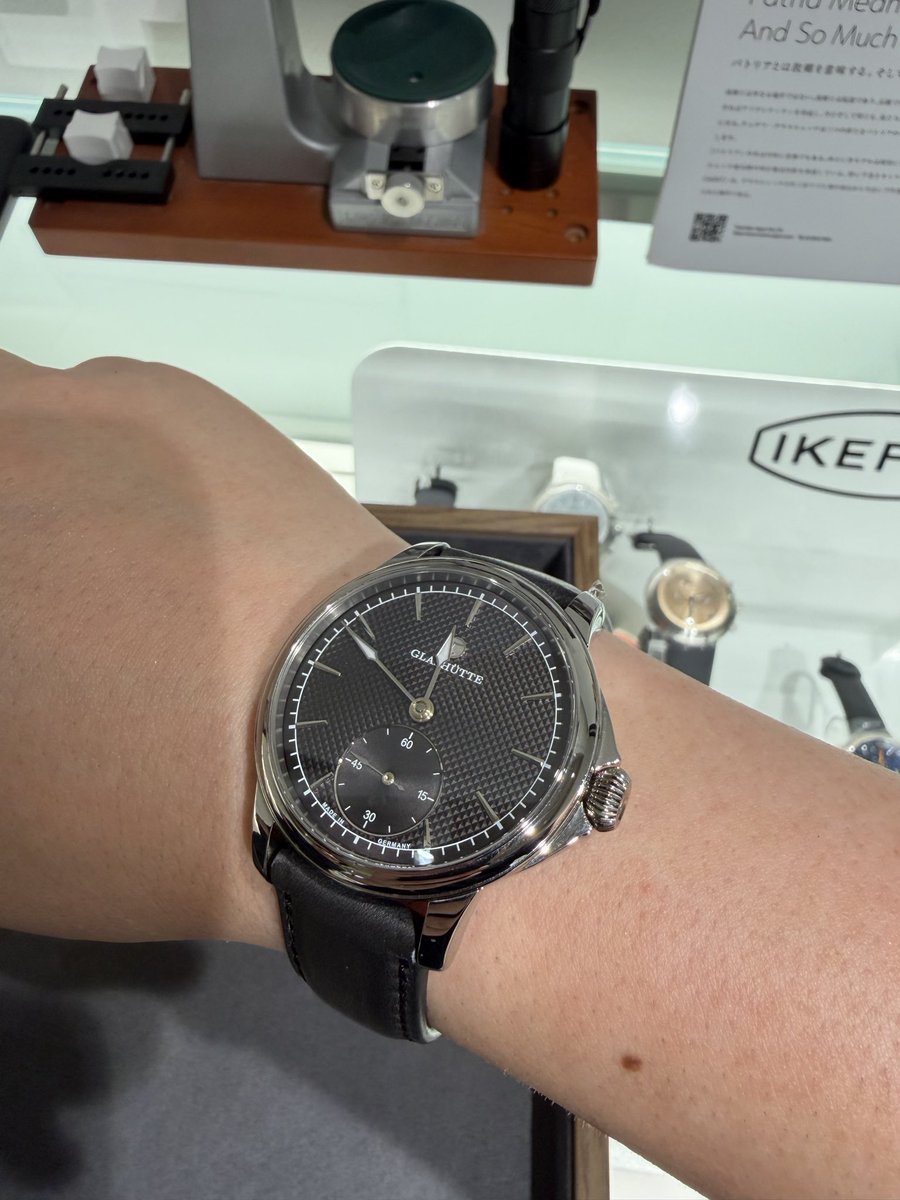 MightGuy_watch's tweet photo. 初台のコントワーヌにてチュチマのパトリア見せていただきました
インデックスが四方向磨かれていて視認性が抜群でした
ただインパクトある見た目に反してケースのポリッシュとフォルムが柔らかく上品です
裏のムーブメントを撮り忘れる痛恨のミス🥲 https://t.co/C7CwH2B43R