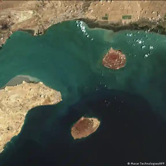 ferozwala's tweet photo. #Breaking 
🚨Iranian oil tanker off #KhargIsland hit by four #US missiles, #Iran media reports

As we recently reported, an Iranian oil tanker off Kharg Island has been struck by missiles, according to Iran’s Student News Network (SNN).
https://t.co/3mIAyqN4US

@AJEnglish 
Iranian news outlet Khabar Fouri is now reporting that the tanker was struck by four US missiles and is being evacuated.

Kharg Island processes around 90 percent of Iran’s oil exports.