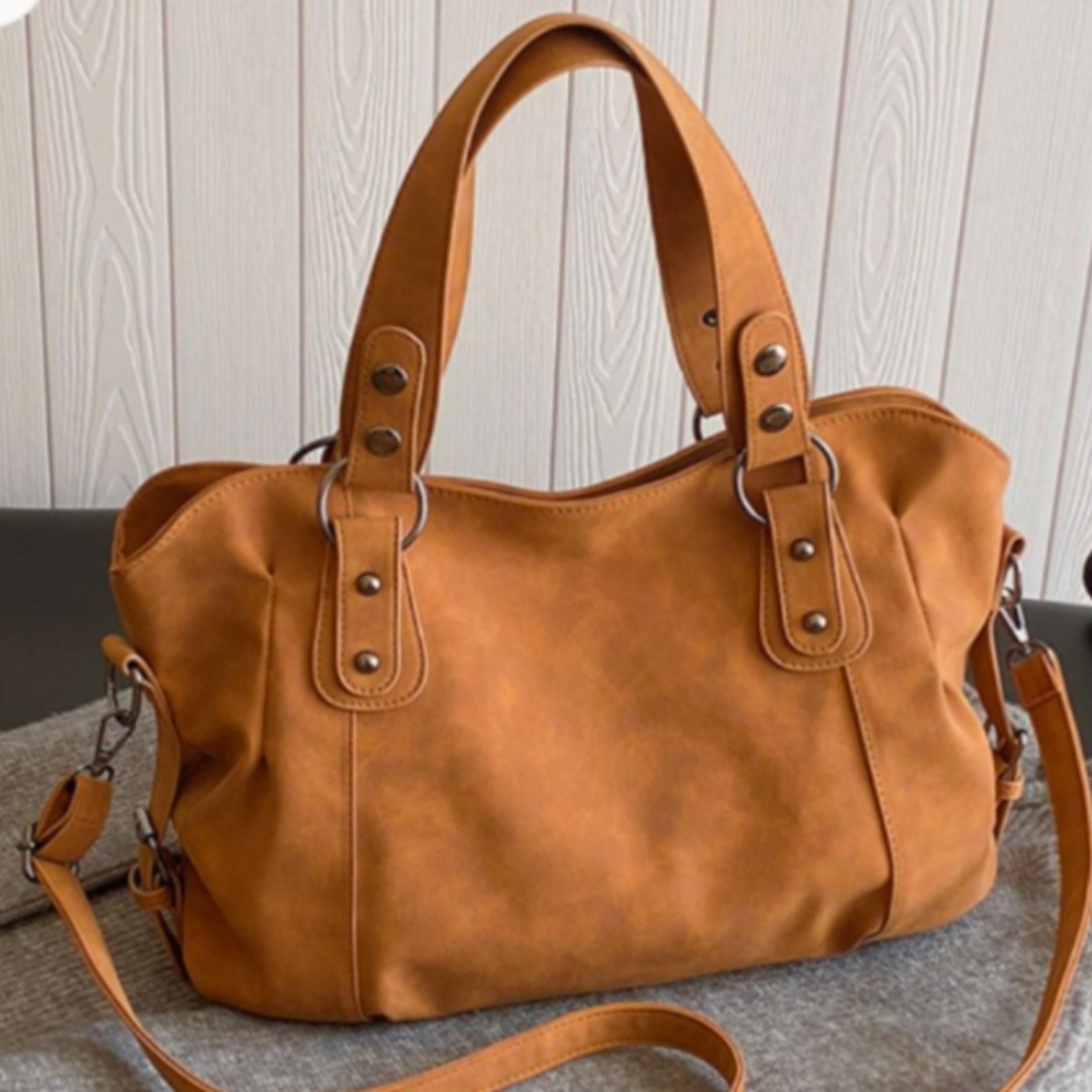 OpheliaTimblc's tweet photo. Elegant vintage brown leather tote with a spacious interior and versatile shoulder strap—perfect for work, travel, shopping, and everyday essentials. https://t.co/j8IhO4XE0G