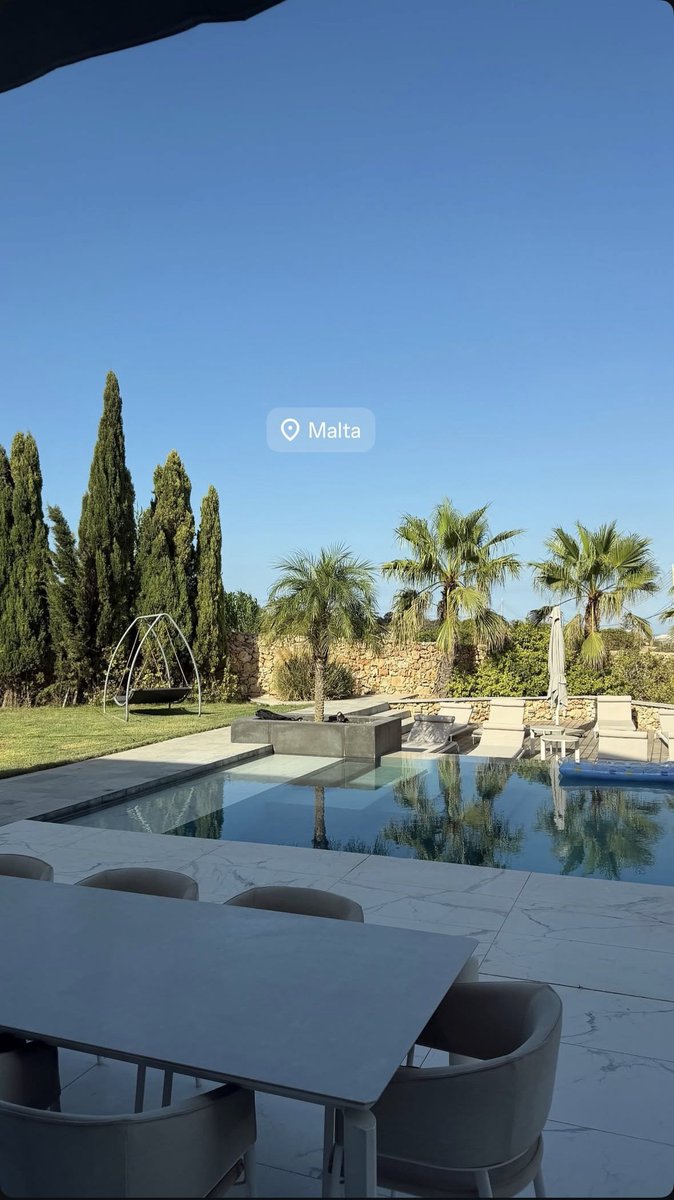 sweetflips's tweet photo. Good morning from Malta, SweetFlips family! 🌞🍭

We’re at CardCon this weekend, but before anything else… coffee! ☕

Who else needs a coffee to get the day started? 🙋‍♂️

Comment your SOL addy below 👇 https://t.co/onpwOU2RVZ