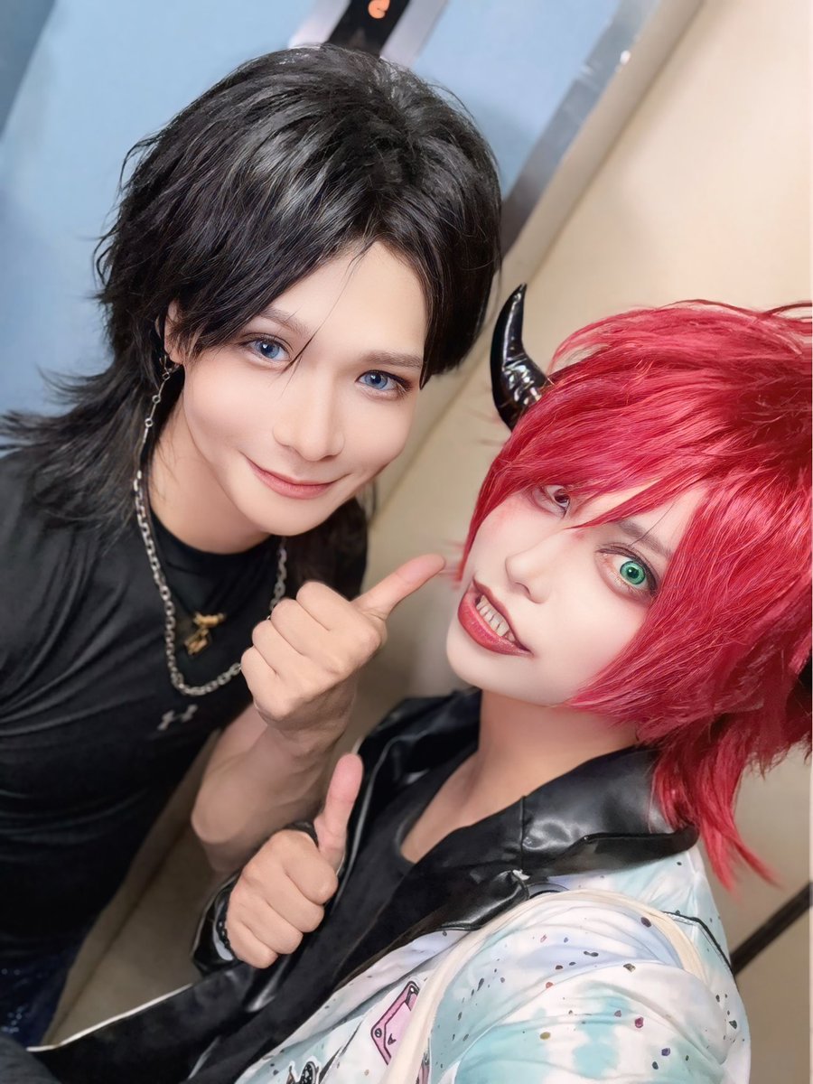 jc2_hiro's tweet photo. バグサミのおもひでぽろりぽろりvol.9.10.11.12
ビバラッシュのメンバー！
るいまるくんと幸村くんと冬也くんに撮ってもらった📸
パーミーは撮ってあげた📸
るいまるくんは写真撮り終わった後も30秒くらいこのままでパーミーが「そろそろいいんじゃない？」ってるいまるくんに言ってて笑った。
で、更に伸びる事30秒…「いい加減長いっ」ってパーミーが2回目のツッコミいれてて笑った！笑
心の中もるいまるからまる子になりきっててプロ意識を感じたね！笑

幸村くんと冬也くんはバイクが好きみたいだから落ち着いたら一緒にツーリング行きたい！！！！！

ビバとまた一緒にツアー回れたら嬉しいなー（ボソッ）