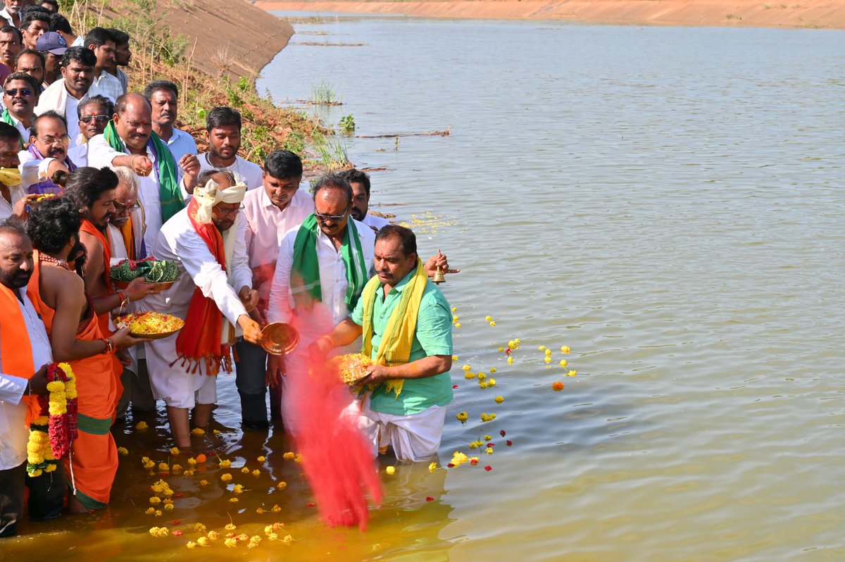 KonathalaForAKP's tweet photo. గోదావరి జలాలతో రాకతో అనకాపల్లి జిల్లా సస్యశ్యామలం.
   
దశాబ్దాలుగా కొనసాగుతున్న పోరాటాల ఫలితంగా నేడు గోదావరి జలాలు అనకాపల్లి జిల్లాకు చేరాయి.  పోలవరం ఎడమకాలం నుంచి గోదావరి జ్వరాలు అనకాపల్లి ప్రాంతానికి  చేరుకున్న  శుభ సందర్భంగా తాళ్లపాలెం గ్రామంలో పోలవరం ఎడమ కాలువకు  గోదావరి అమ్మ తల్లికి  పసుపు కుంకుమ వస్త్రం పువ్వులు సమర్పించి జలహారతి ఇవ్వడం జరిగింది..

పోలవరం ప్రాజెక్టును జాతీయ ప్రాజెక్టుగా ముందుకు తీసుకెళ్లేందుకు సహకరిస్తున్న ప్రధానమంత్రి శ్రీ @narendramodi గారికి, ప్రాజెక్టు పనులను వేగవంతం చేస్తున్న ముఖ్యమంత్రి శ్రీ @ncbn గారికి, ఉప ముఖ్యమంత్రి శ్రీ @PawanKalyan గారికి ఆయన కృతజ్ఞతలు..

#polavaram 
#Anakapalli