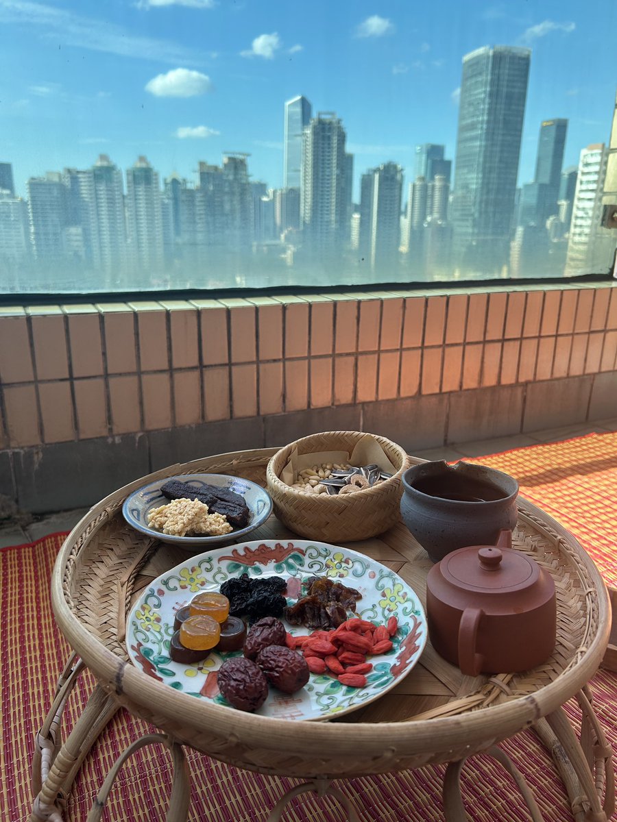 shutozennin's tweet photo. 二日酔いで午前を溶かした日のベランダ茶館。 https://t.co/1TfGsLLDle