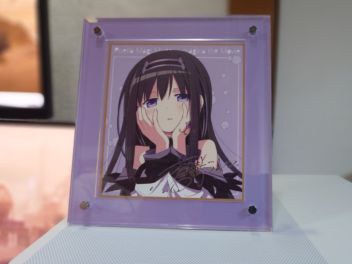 689yuri's tweet photo. ワルプルギスの廻天、朝からバルト9で。
2週目特典のほむほむ(⁠ʘ⁠ᴗ⁠ʘ⁠✿⁠)
額縁のタカハシ様のアクリルフレームを事前に注文しておいた甲斐がありました！
これで廻天は4回目。観るたびに「良い」が増えていく。
とにかく例の先輩が好きすぎる。
#ワルプルギスの廻天  #まどかマギカ https://t.co/z0PLMQnupI