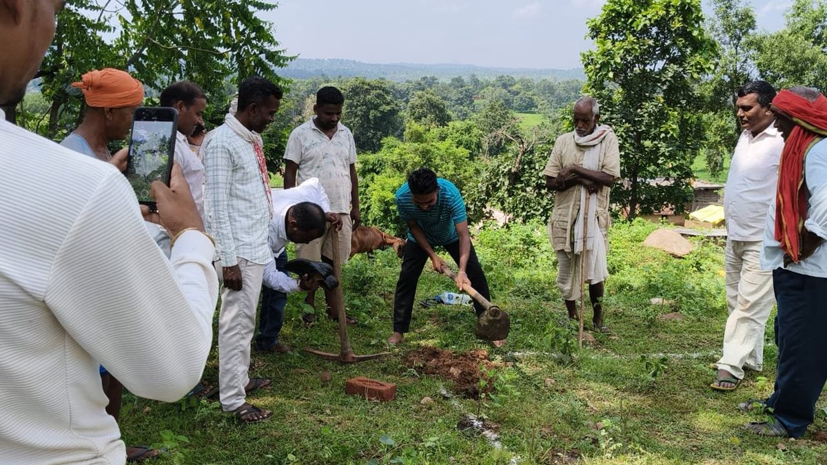 rabindrkr_srd's tweet photo. 🌿 विकास की ओर एक और कदम 🌿
कितासोती खुर्द पहाड़ी मंदिर के समीप चबूतरा निर्माण का शिलान्यास किया गया। 💐
#VillageDevelopment #RavindraRam #Mukhiya #PariharaPanchayat #KitasotiKhurd #Garhwa #Jharkhand
@DipikaPS
@mopr_goi @PRDeptOdisha https://t.co/oDdvwfLdYJ