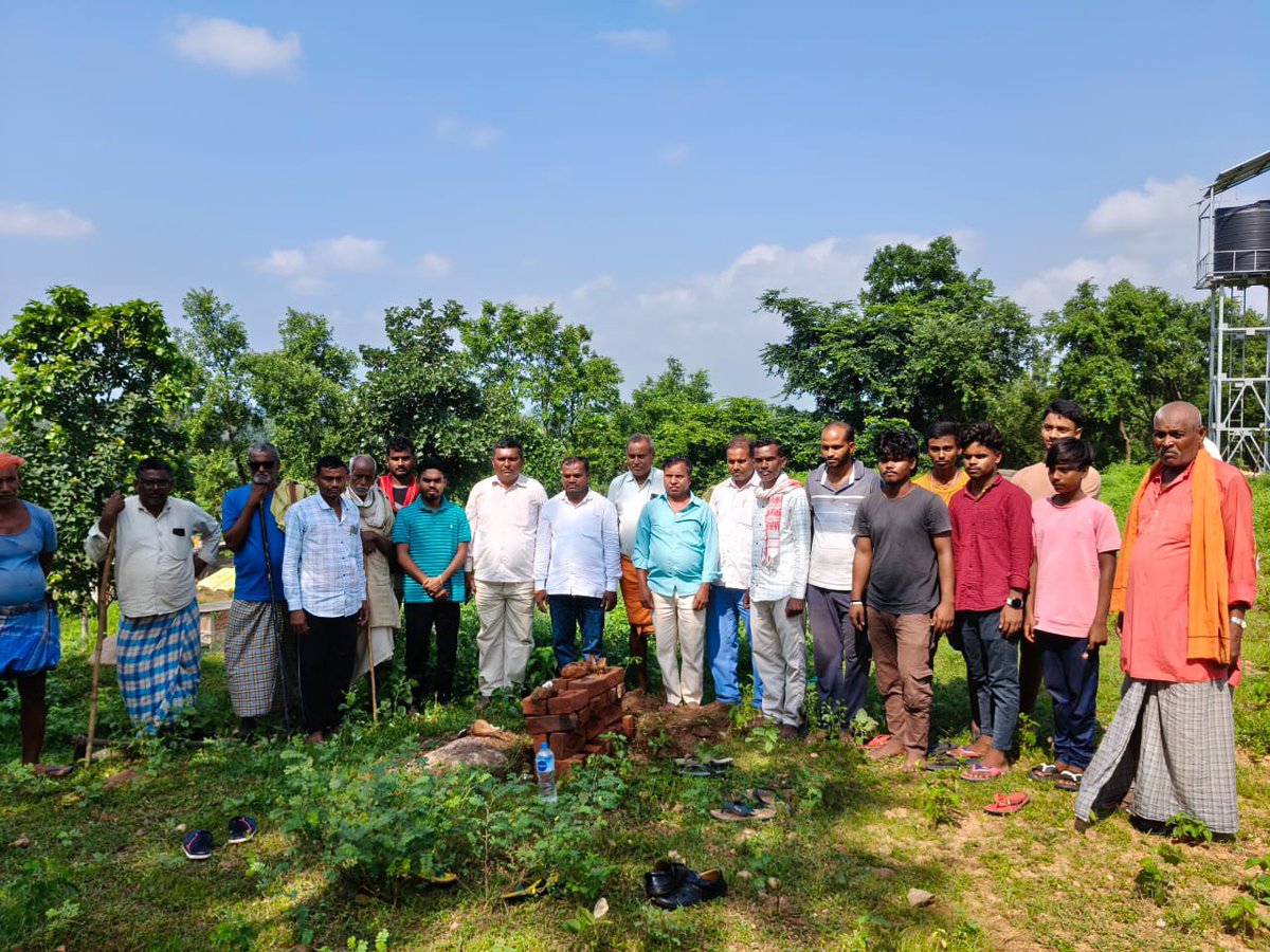 rabindrkr_srd's tweet photo. 🌿 विकास की ओर एक और कदम 🌿
कितासोती खुर्द पहाड़ी मंदिर के समीप चबूतरा निर्माण का शिलान्यास किया गया। 💐
#VillageDevelopment #RavindraRam #Mukhiya #PariharaPanchayat #KitasotiKhurd #Garhwa #Jharkhand
@DipikaPS
@mopr_goi @PRDeptOdisha https://t.co/oDdvwfLdYJ