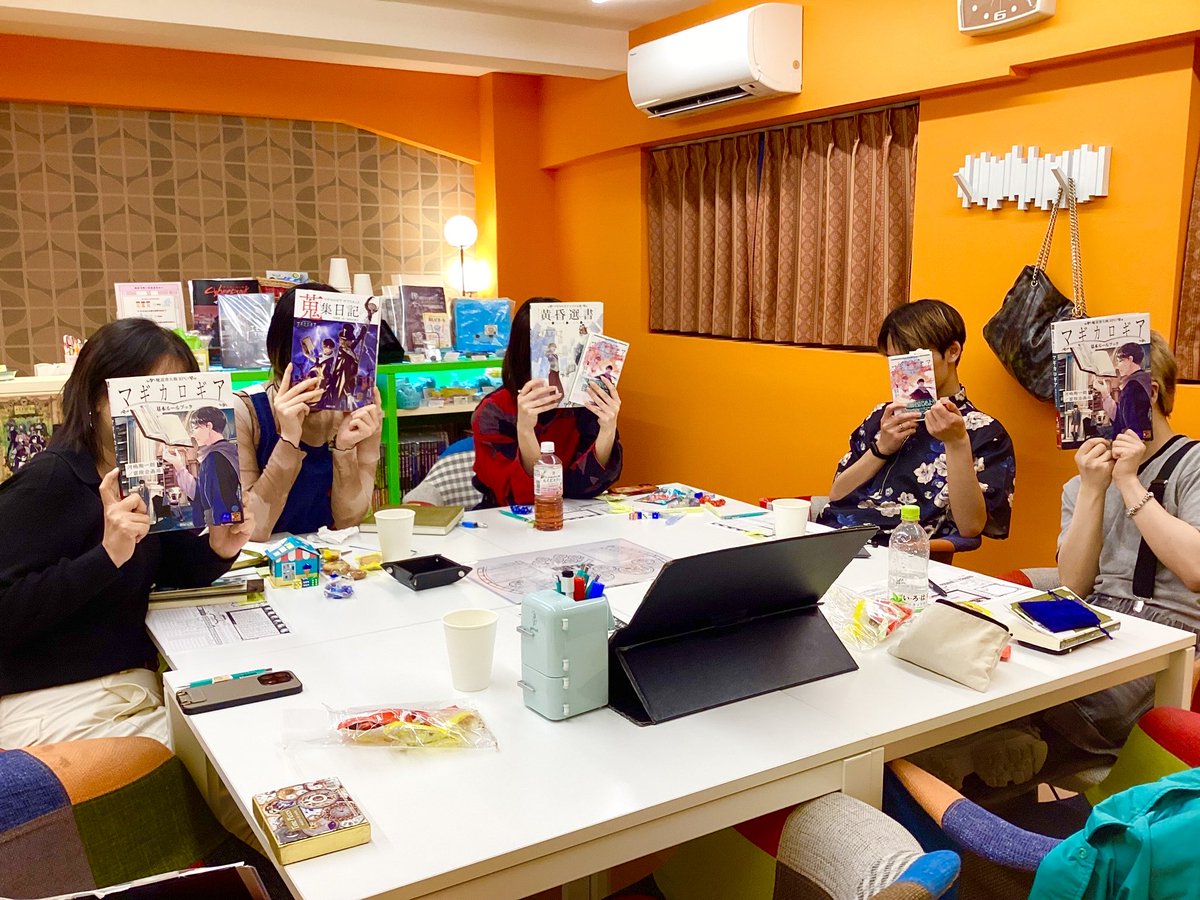 monodraco's tweet photo. 📸#モノドラコ卓レポ
こちら【ご依頼マギカロギア卓】のご様子です❗️

『キャラクター作成が、面白い！』
『模擬戦ができてわかりやすかった◎』
『この世界観と戦闘ルールを、こんなにわかりやすく説明できるなんてすごい！』

ここだけの物語を、じっくり��しまれているご様子でした🍷

撮影ご協力ありがとうございました📸