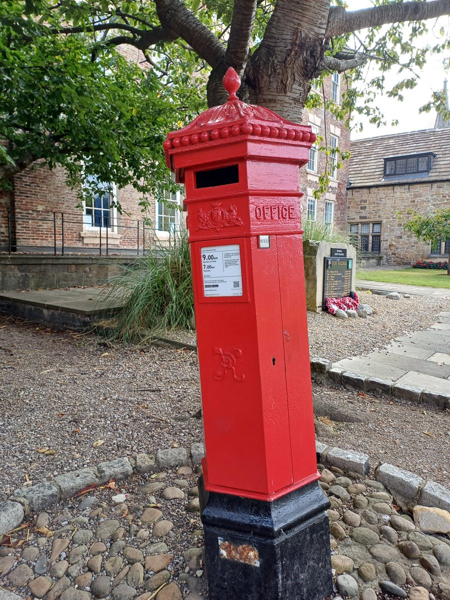 Tilly5001's tweet photo. #PostboxSaturday #postboxes
A very elegant Penfold design postbox situated opposite Durham Cathedral.
#Durham https://t.co/nPzWfbhTdf