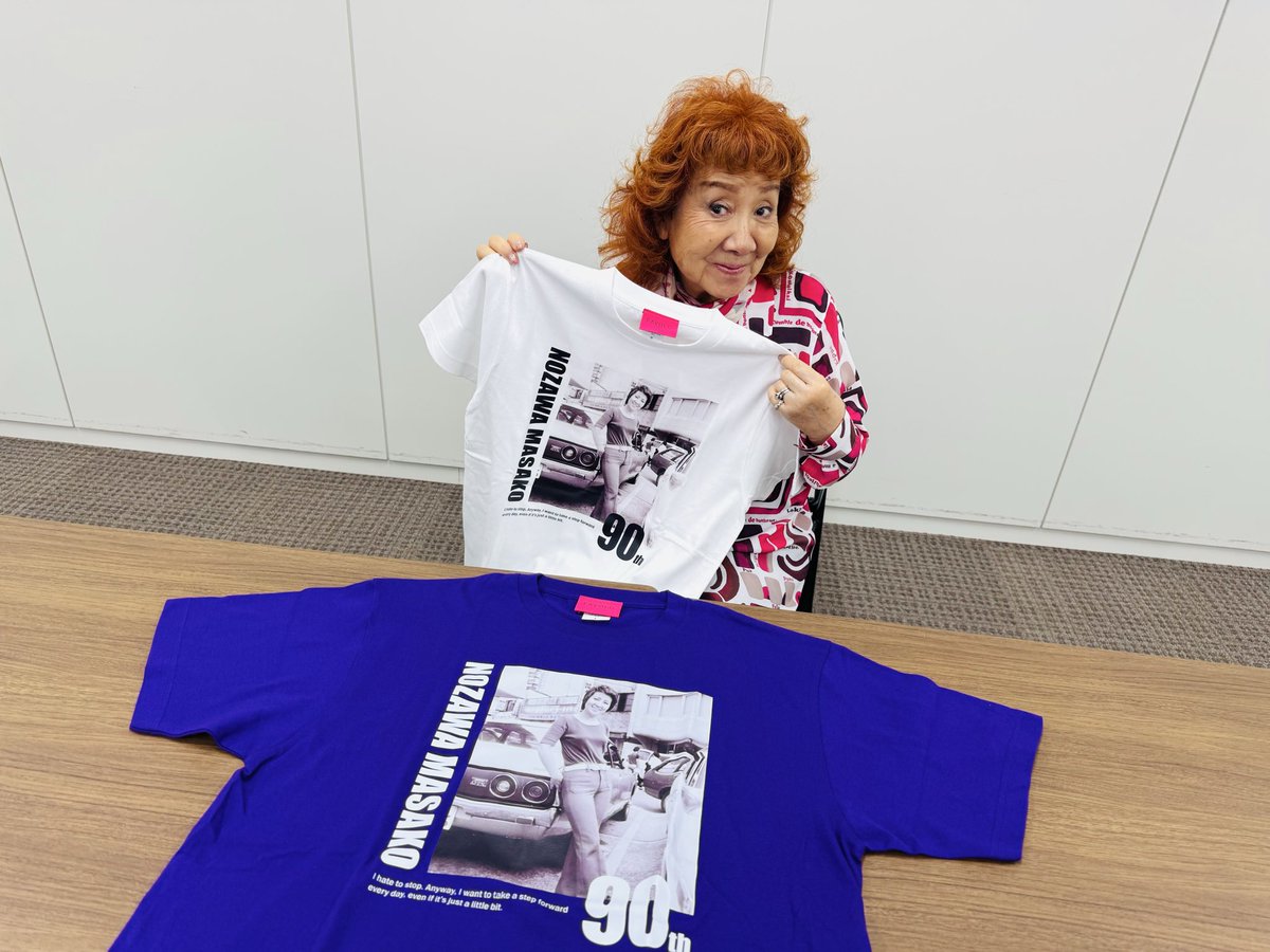 aoni_official's tweet photo. #野沢雅子

【野沢雅子90歳記念プロジェクト】
〈受注〆切　9/6(日)23:59〉
《あと2日》
https://t.co/WsDvpJNmxh

若き日の野沢雅子の姿を、現在も残る某アフレコスタジオの前で撮影した一枚です。

この先、数えきれないほどの作品と出会い、多くの人々に夢や勇気を届けていくことになる——。
そんな、野沢雅子の“始まりの時間”が写し出されています。

「ハコスカ」の愛称で親しまれたスカイラインに寄りかかり、ポーズを決める姿を90歳記念のTシャツとスウェットシャツにしました！