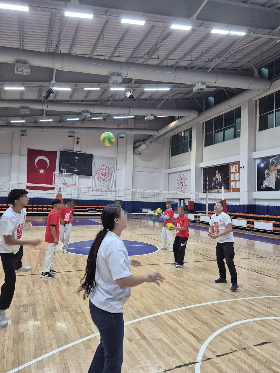 KONYA_DSM's tweet photo. Sporun birleştirici, iyileştirici ve dönüştürücü gücünden faydalanarak; çocuklarımızın özgüvenlerini güçlendirmeyi, takım ruhunu geliştirmeyi, sağlıklı yaşam alışkanlıkları kazandırmayı ve topluma yeniden kazandırılmalarına katkı sağlamayı hedefliyoruz.
🏐 Bir takım olmayı,
>> https://t.co/24kMSu1xt7