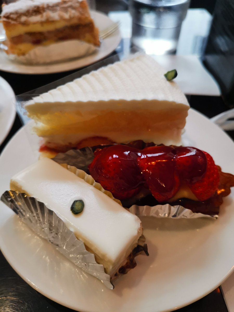 kanami0406127's tweet photo. 久しぶりのケーキ⋯！！
全部美味しすぎて幸せでした(*´༥`*)✨️

『西洋菓子 しろたえ』さんの
可愛くて美味しいケーキに
目も舌も大大大満足ですっ٩(*´˘`*)۶♡

2倍は余裕で食べられる美味しさ⋯

個人的にはレアチーズケーキとパイ、タルト系のケーキが特にオススメですっ https://t.co/nFSQDfsrIl