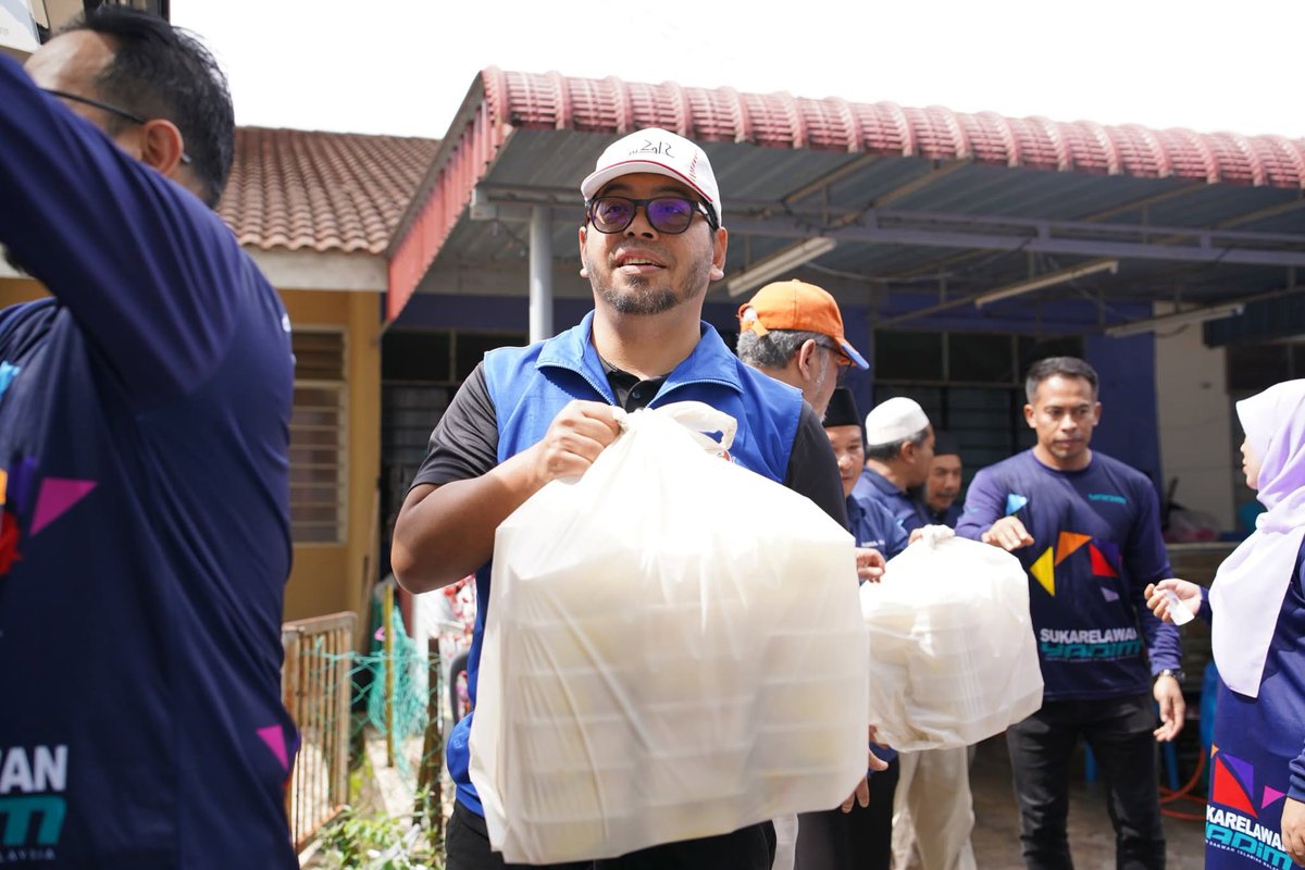 DrZulkifliHasan's tweet photo. Penentuan syurga dan neraka adalah hak mutlak Allah ﷻ semata-mata, dan tiada mana-mana individu, pemimpin, atau wadah politik yang mempunyai autoriti untuk menjamin laluan ke syurga. 

Mendakwa sokongan kepada organisasi tertentu sebagai syarat ke syurga seolah-oleh mempertikai hak Allah ﷻ serta bertentangan dengan firman-Nya dalam Surah al-Baqarah ayat 111 yang menegur sikap mendakwa syurga hanya milik kelompok sendiri. 

Syarat utama untuk meraih keredaan dan rahmat Allah ﷻ adalah keimanan yang ikhlas, ketakwaan, serta amalan soleh mengikut ajaran al-Quran dan al-Sunnah, bukannya borang keahlian atau sokongan kepada mana-mana bendera politik. 

Sikap mendakwa kumpulannya pasti suci manakala orang lain terkeluar daripada rahmat Allah ﷻ merupakan bentuk memuji diri sendiri dan ghuluw (sikap melampau) yang dilarang keras dalam Islam.

Parti politik hanyalah satu wasilah (alat atau perantara) usaha manusia yang tidak sunyi daripada kelemahan dan ijtihad, bukannya agama itu sendiri. Berpolitiklah dengan matang dan berakhlak berasaskan keadilan serta kemaslahatan ummah, tanpa menggadaikan nilai akidah dan ukhuwah Islamiah.

🤲🇲🇾

#SebarkanSalam