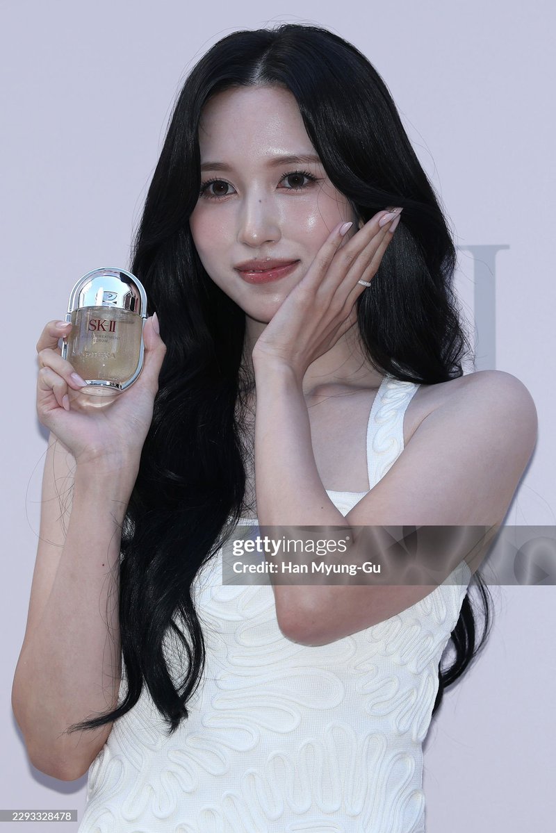 MinaMyouiBase's tweet photo. Unedited. Unfiltered. Flawless.

​Raw Getty Images are notoriously unforgiving, yet MINA completely breaks the norm. These unedited press shots from the SK-II Seongsu pop-up serve as the ultimate visual receipt of her natural beauty and undeniable elegance. With zero retouching required, she proves exactly why she is the perfect Global Ambassador.