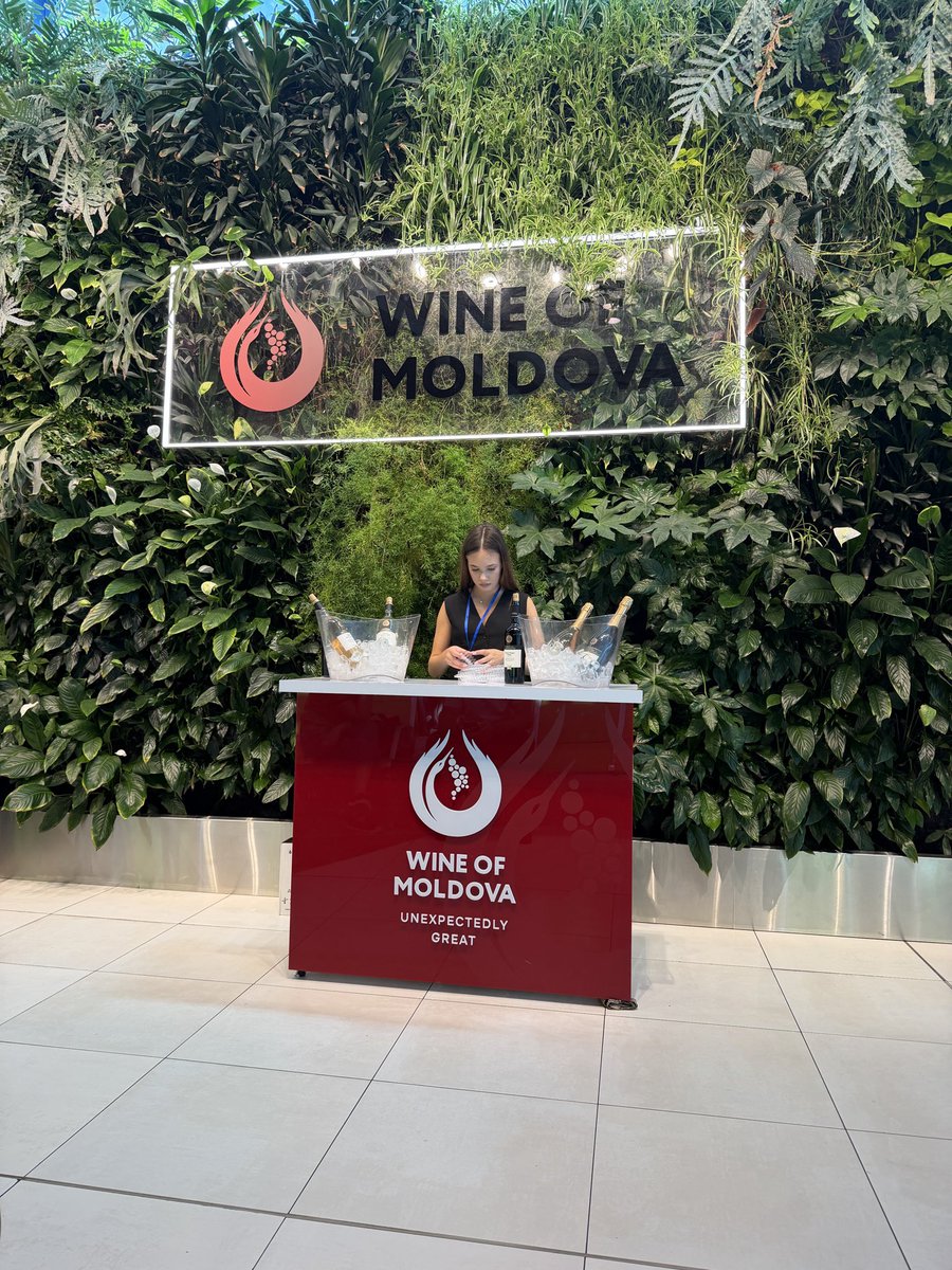 IsabelMosk's tweet photo. Slimme marketing, wijn proeven op de luchthaven van Moldavië 🇲🇩 https://t.co/YC6xPRdCBF